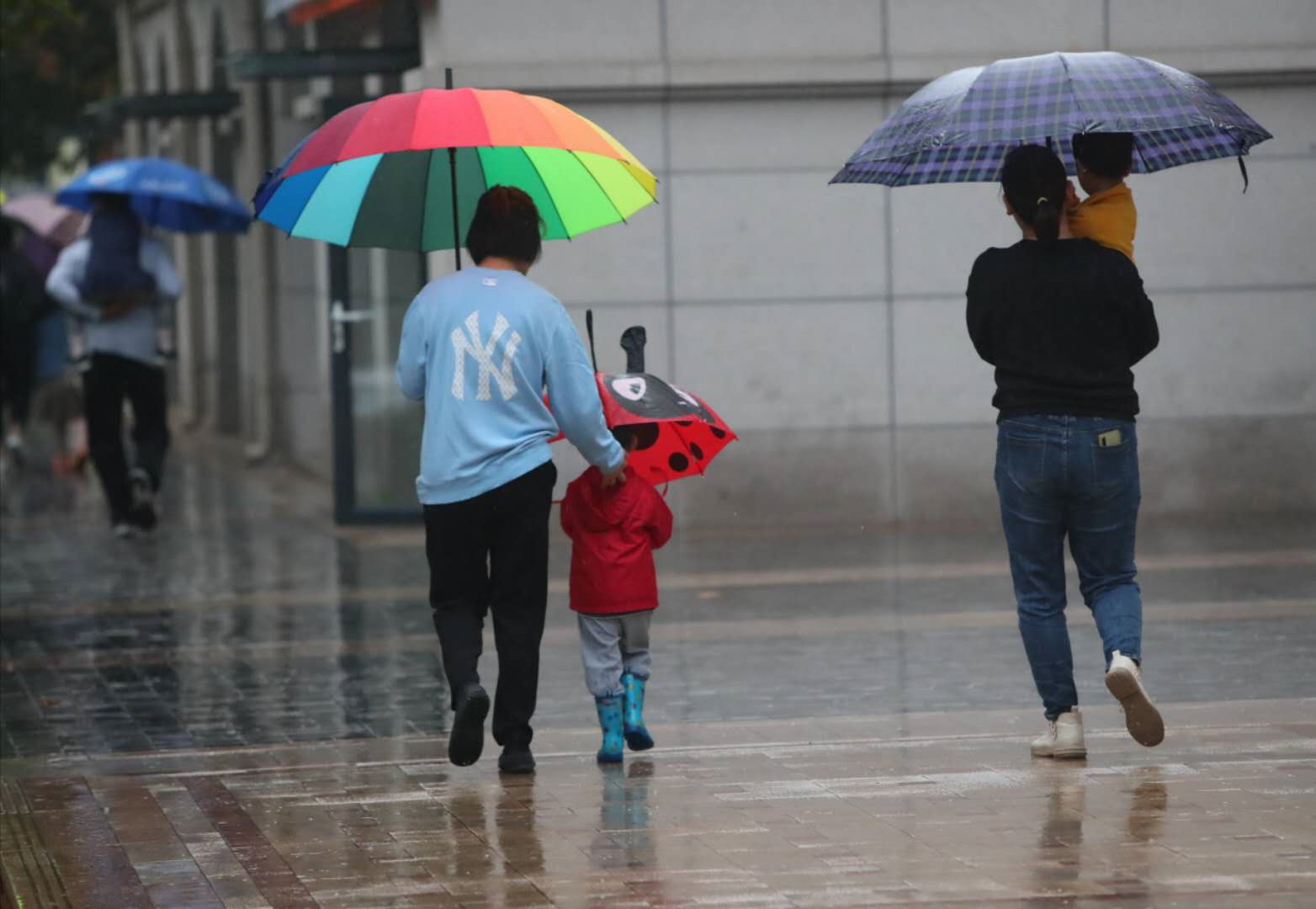 热点|鞋湿透了吗？“北京大雨”上热搜，网友：打伞也淋到了衣服