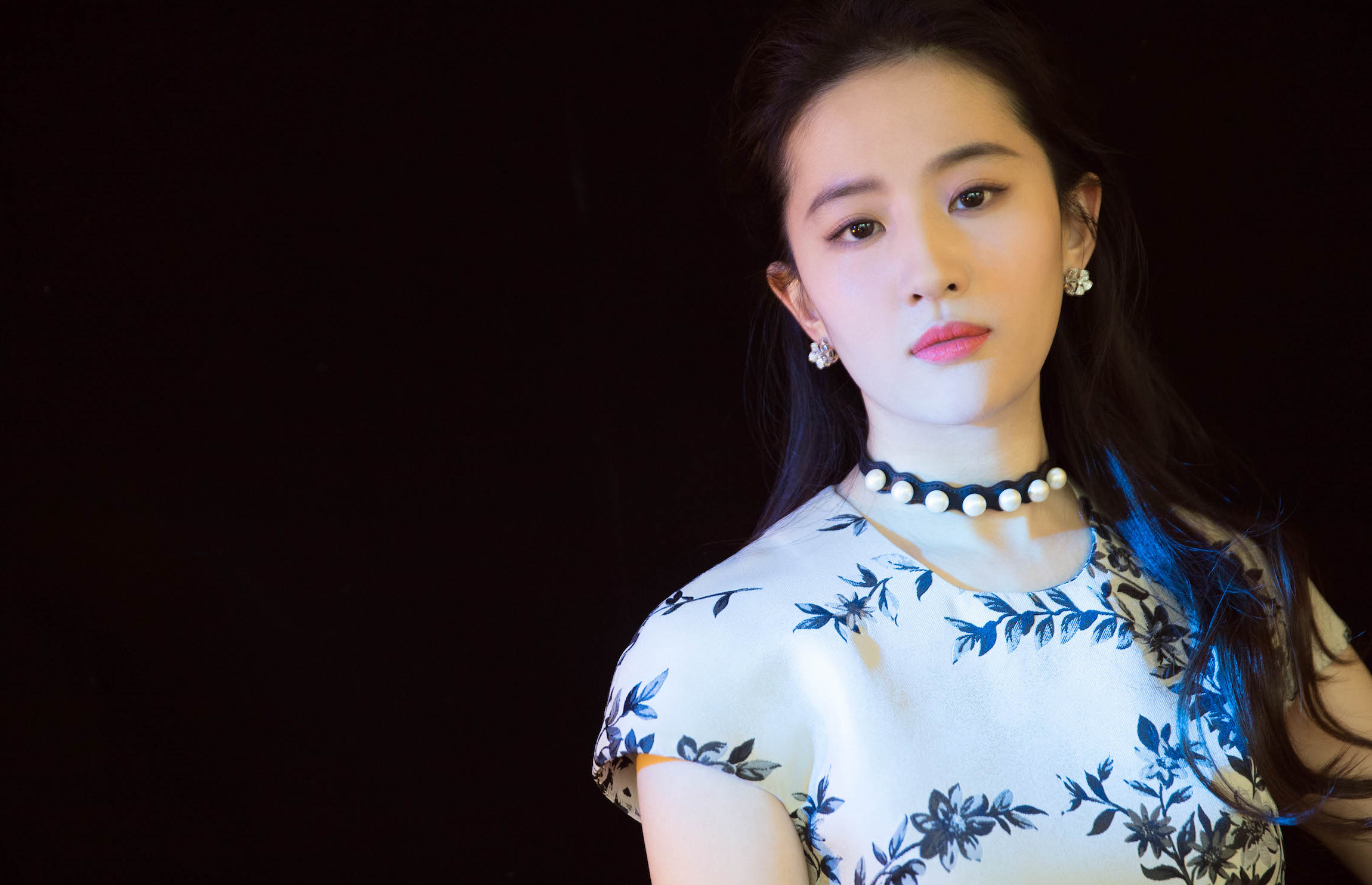 从皮相美到骨相美,刘亦菲上扬的瑞凤眼,35岁时居然缩小了吗?