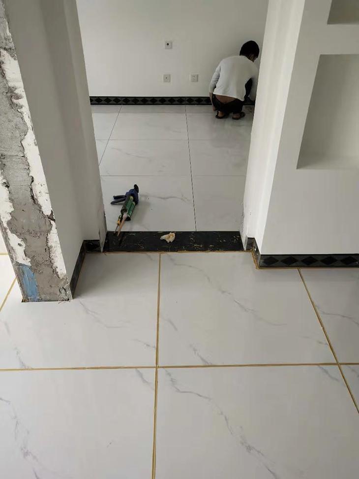 怪我当初懂太少,工人这样给瓷砖拼缝,我竟然没有阻拦