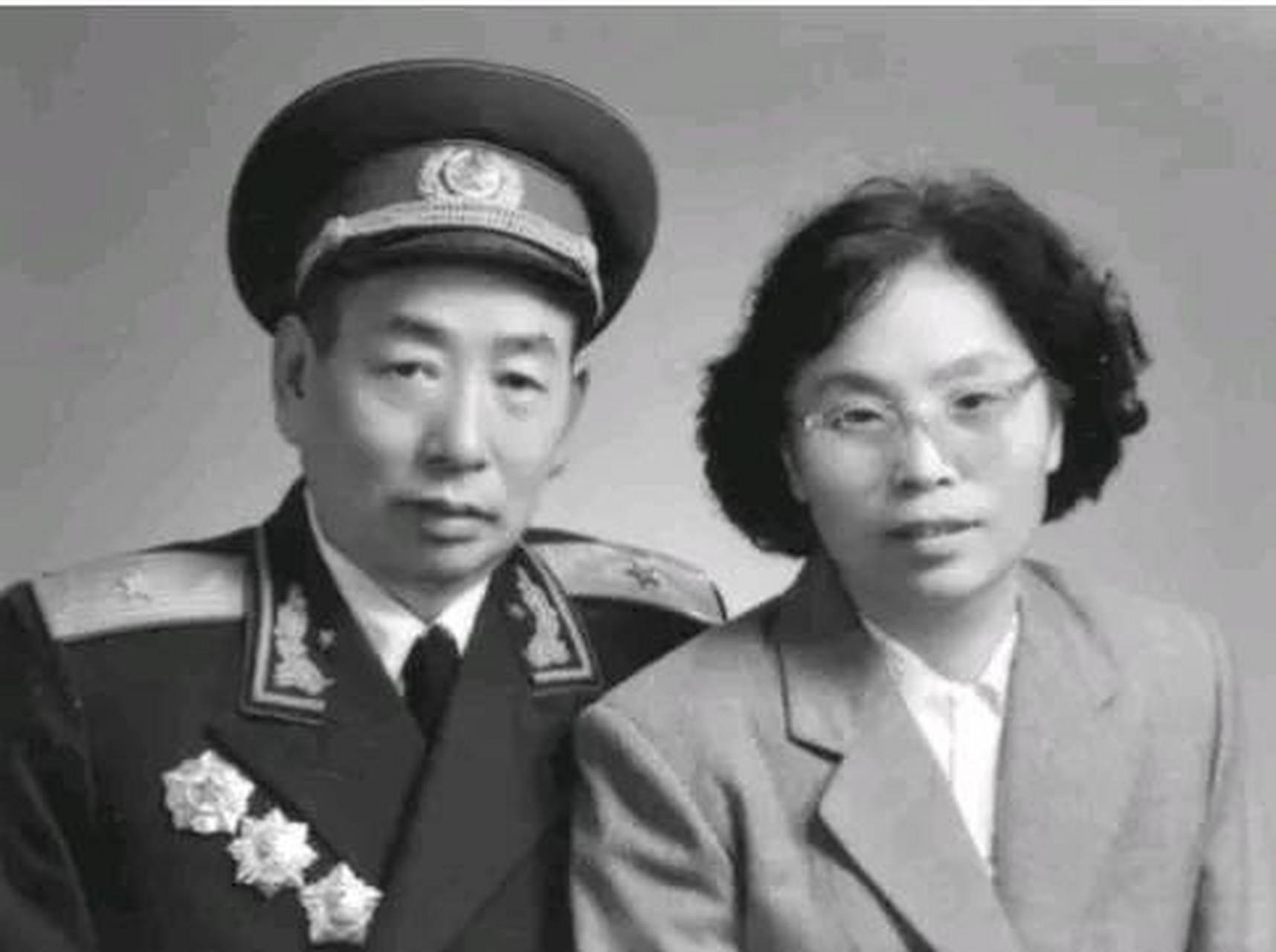 他是最年轻的开国中将之一,曾任总后勤部政委,77年为何被撤职?