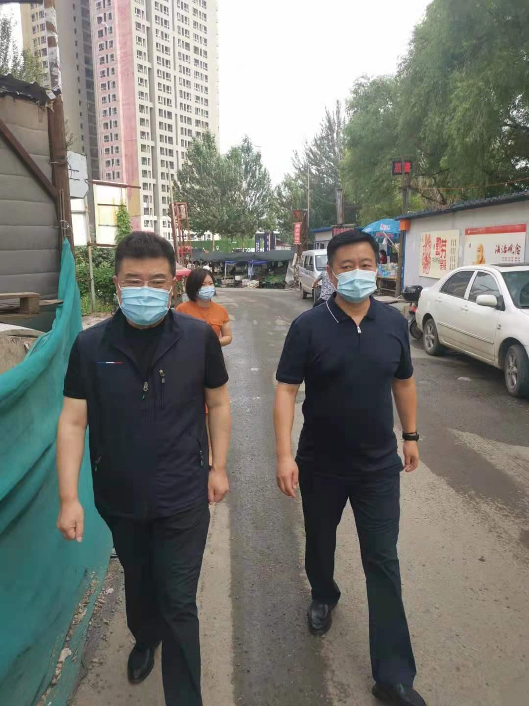 香坊区委副书记,区长司炳春实地暗访检查重点场所疫情防控情况