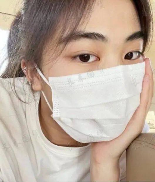 景岗山17岁女儿晒自拍,大眼睛气质清纯,遗传父母好基因