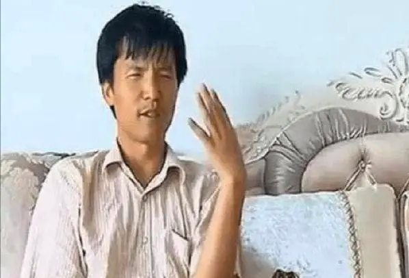 博士李明亮,因读书与父母多次发生矛盾,父亲生气地报了警