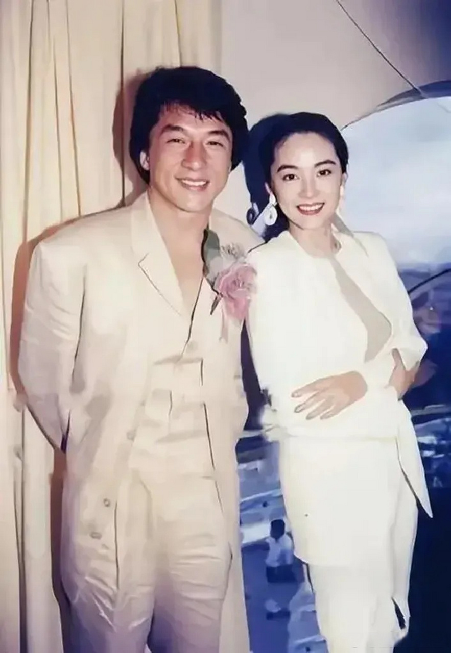 成龙震惊娱乐圈的混乱情史与遗弃之痛