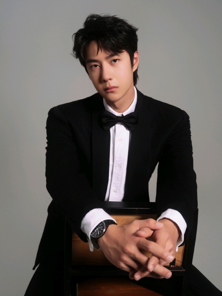 王一博墨色西装造型:时尚帅气,优雅气质!