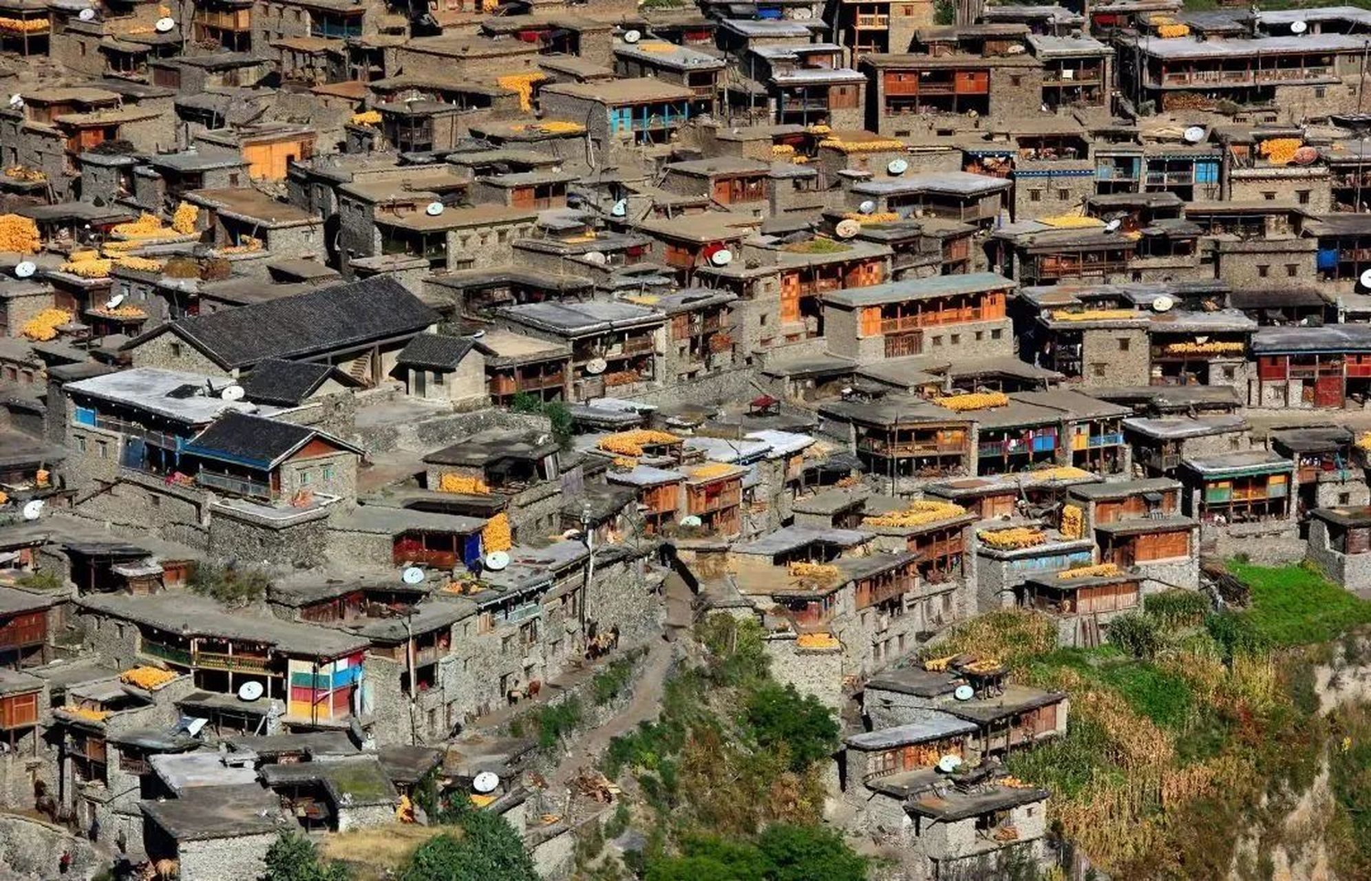 木里俄亚大村,一个神秘而美丽的高山村落,位于四川省西南部,海拔近