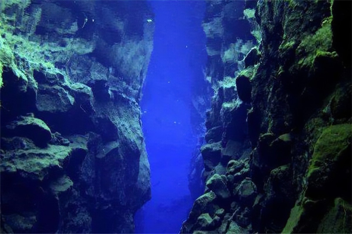 深邃的马里亚纳海沟,在最深处泛起了人们不想见到的白色