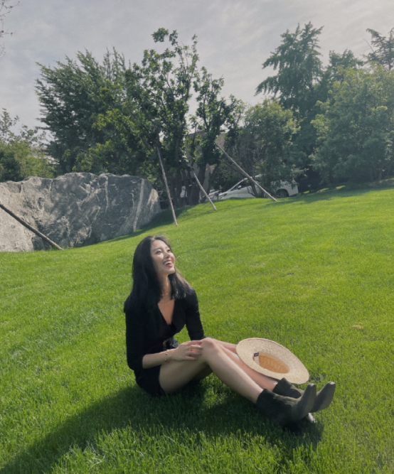 杨采钰依旧是"露腿狂魔"!高腰短裙依旧穿得开心,这腿是真羡慕