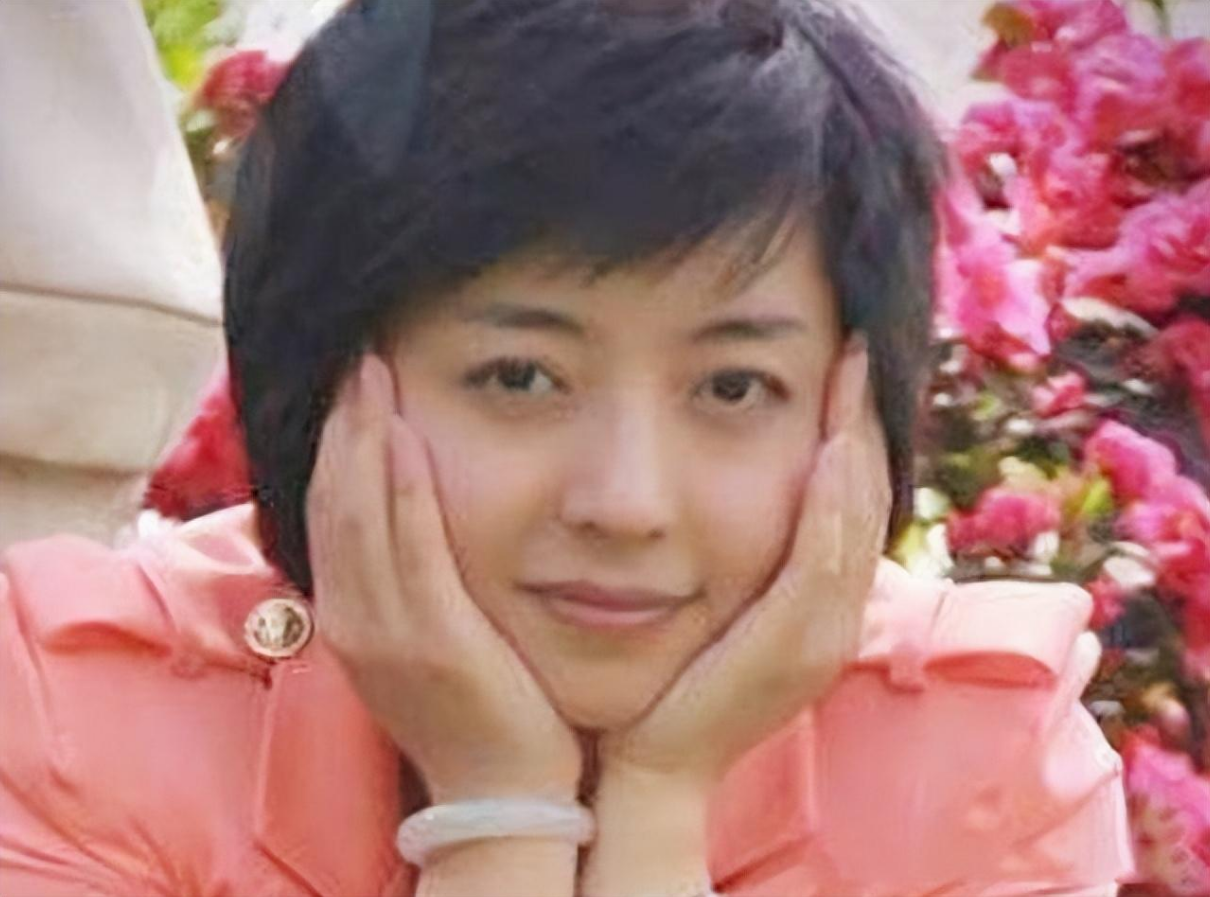 主持人佟瑶酒后急下车"方便",十几分钟过去了只剩下了高跟鞋