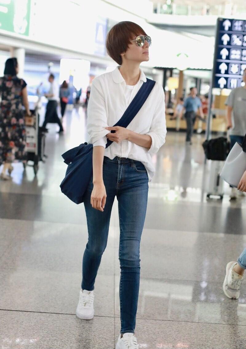 袁泉真是"知性"的代名词,白衬衫配牛仔裤清爽利落,高级感爆棚