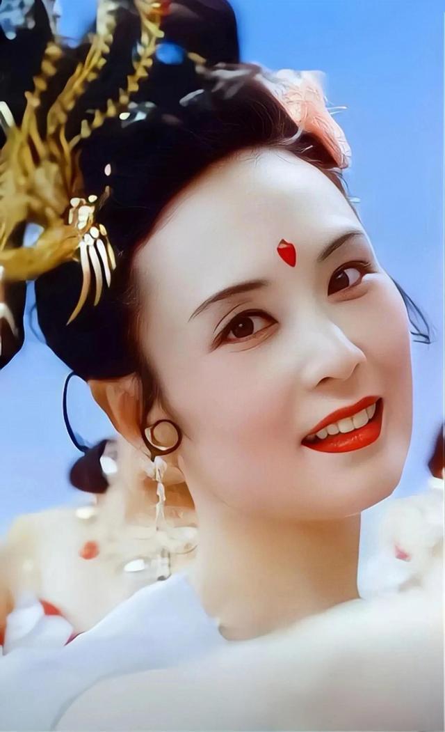 一生只演了一部戏就退圈,如今62岁身家过亿,捐上百所希望小学
