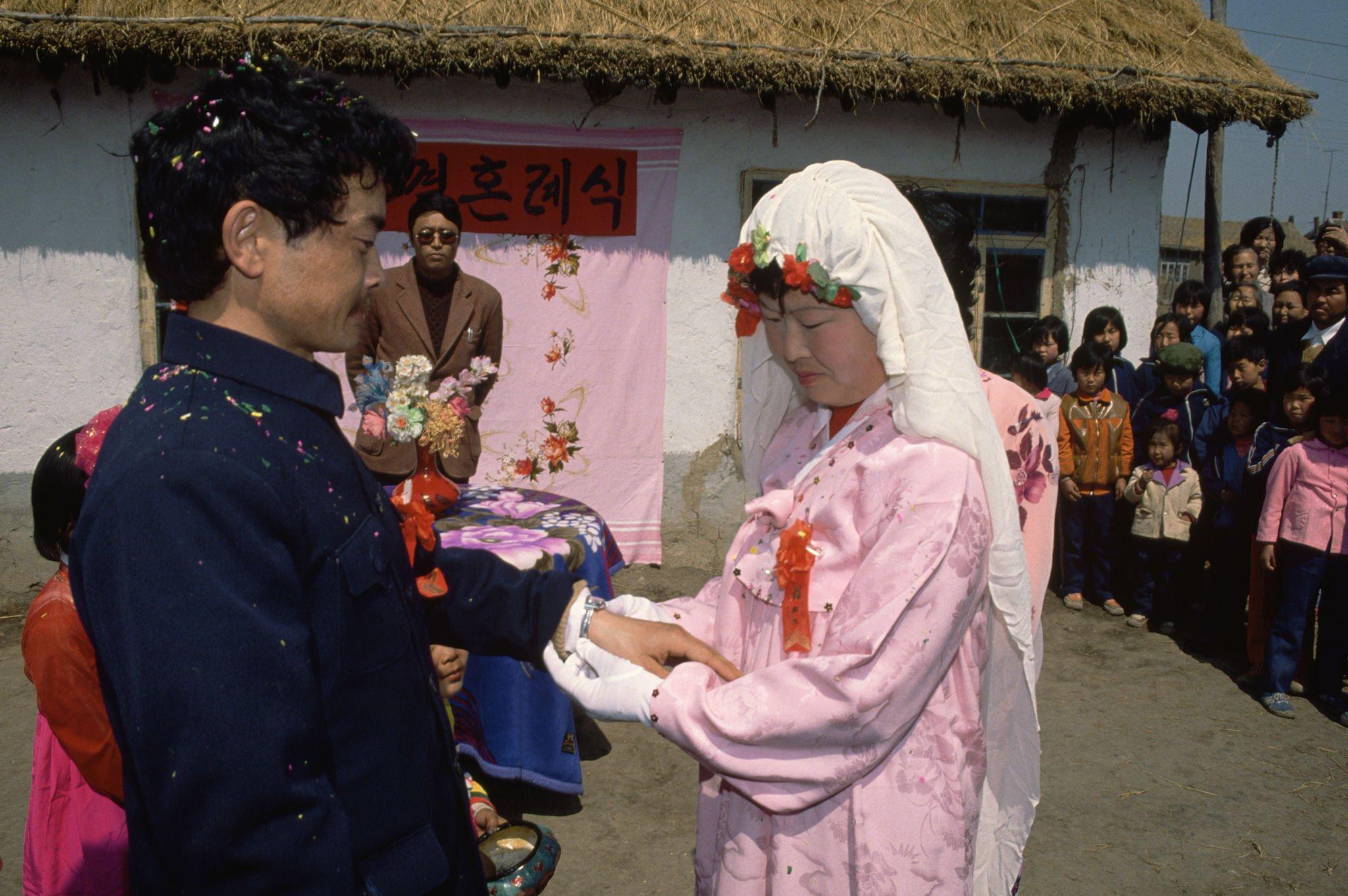 淳朴的时光,15张70年代老照片,照片中婚礼上的新娘好娇羞