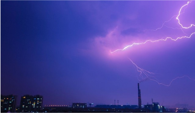 日本出现罕见景象,天空出现"红闪"瞬间,大难临头的信号?