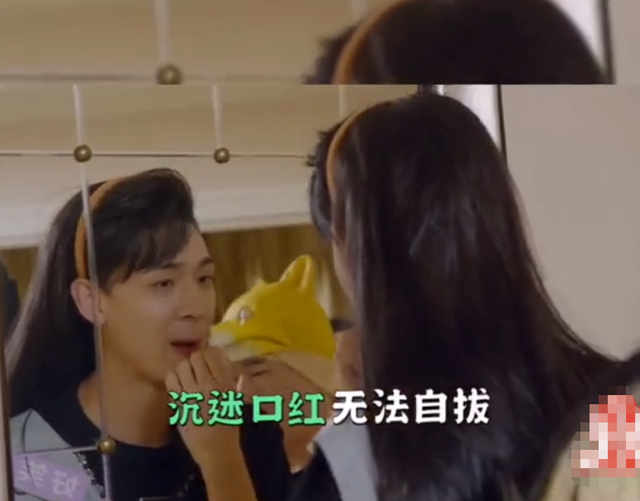 相声演员秦霄贤罕见扮女装,直接把发网套头上,只留出鼻子一个洞