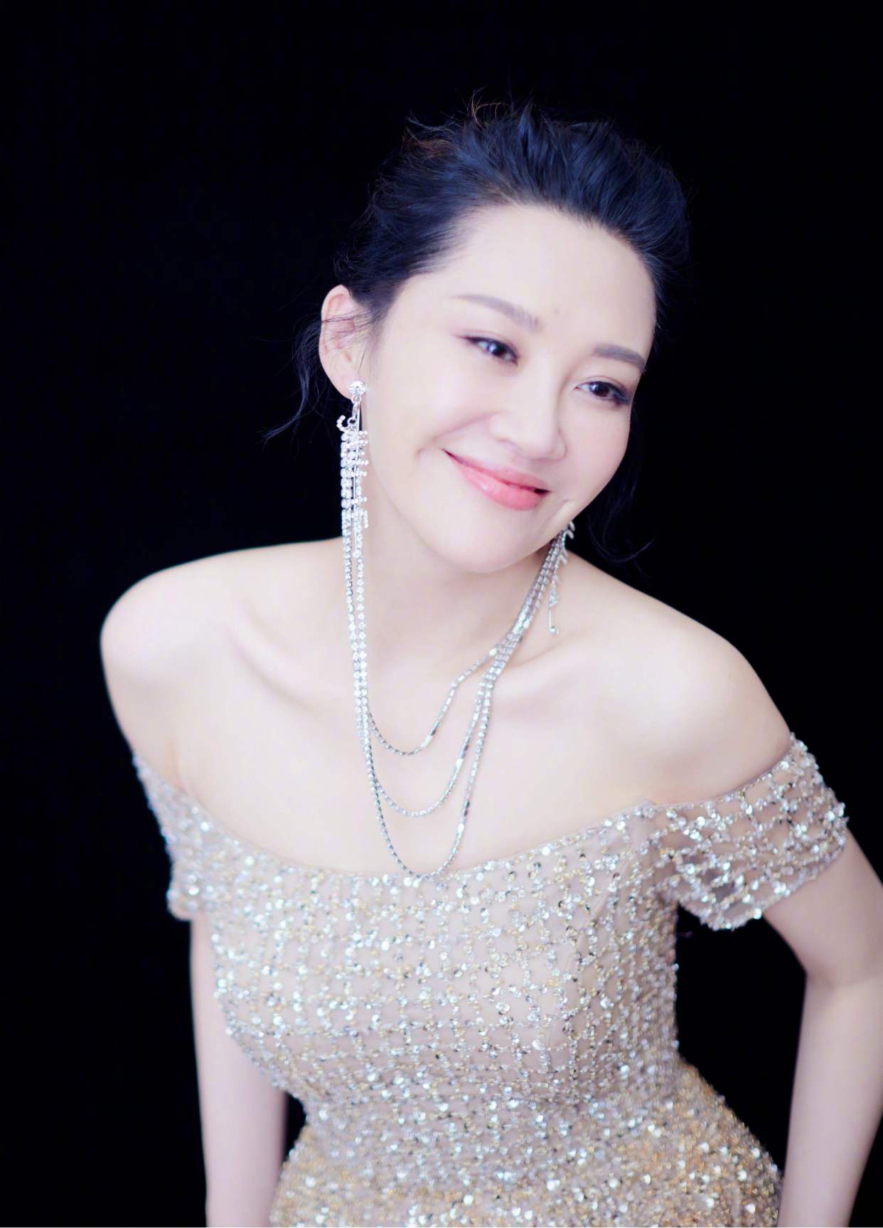 要说越老越有韵味的第一人,大部分网友心中的人选应该就是许晴了吧.