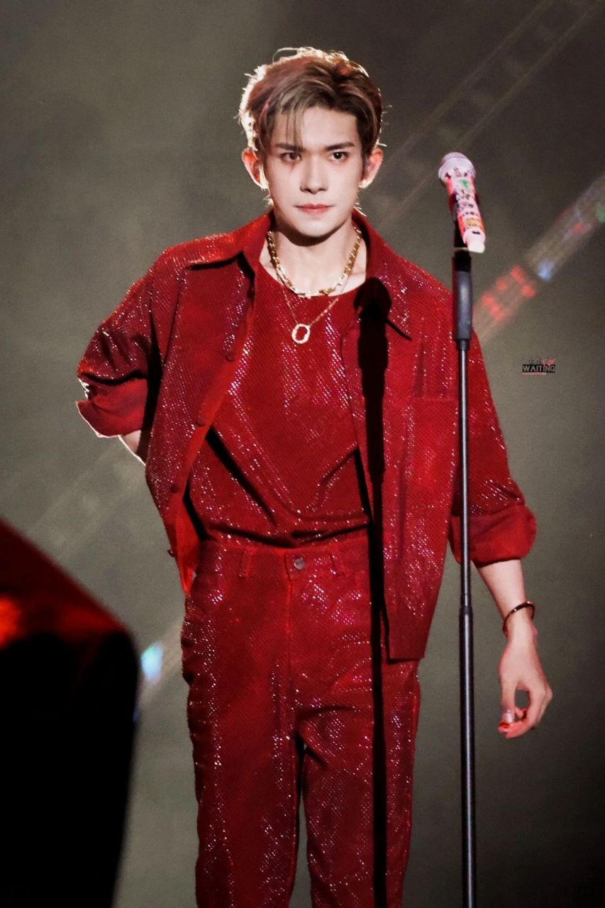 易烊千玺封神照片 第一个18图当然要给我的千玺!