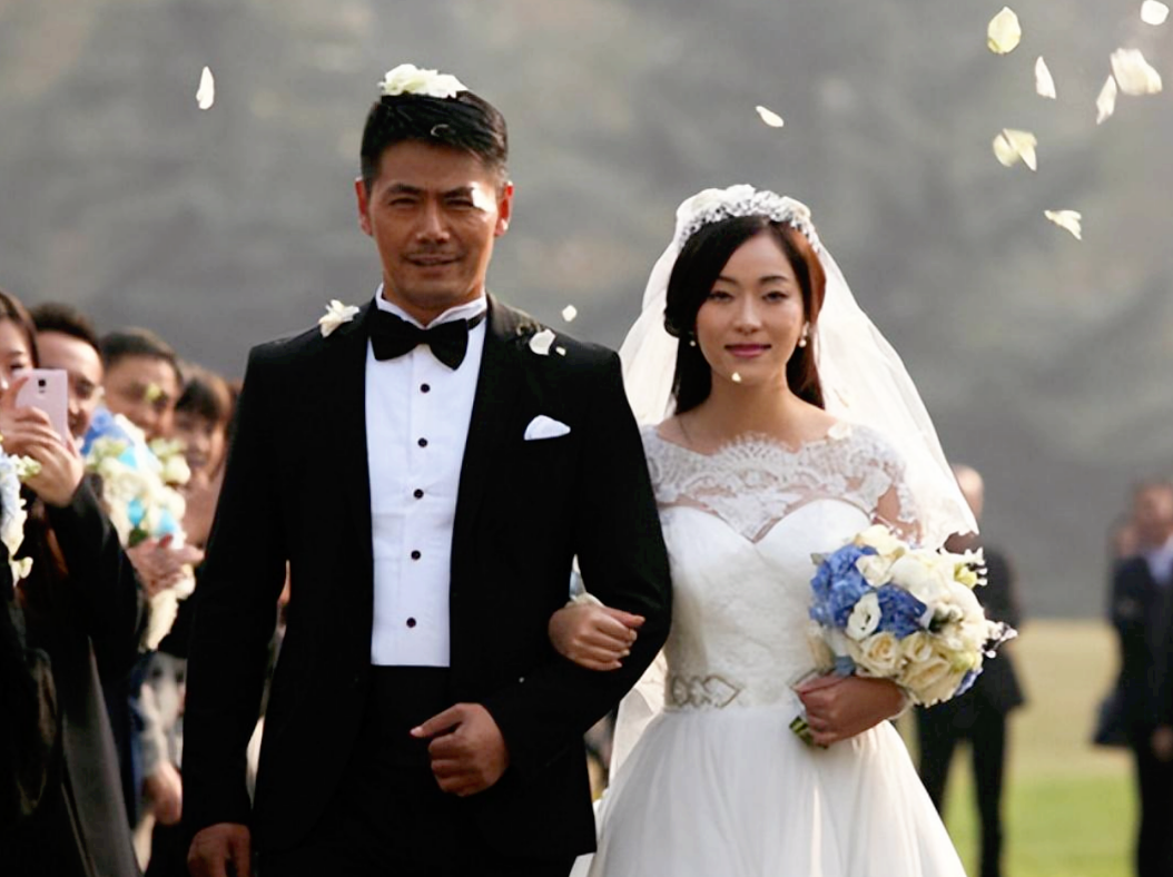 演员邵兵:和小12岁张培结婚,四口之家,活成了很多人羡慕的样子