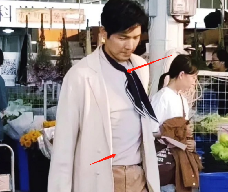 钟汉良现身菜市场,穿老头衫肚腩明显似大叔,被指又黑又胖老十岁