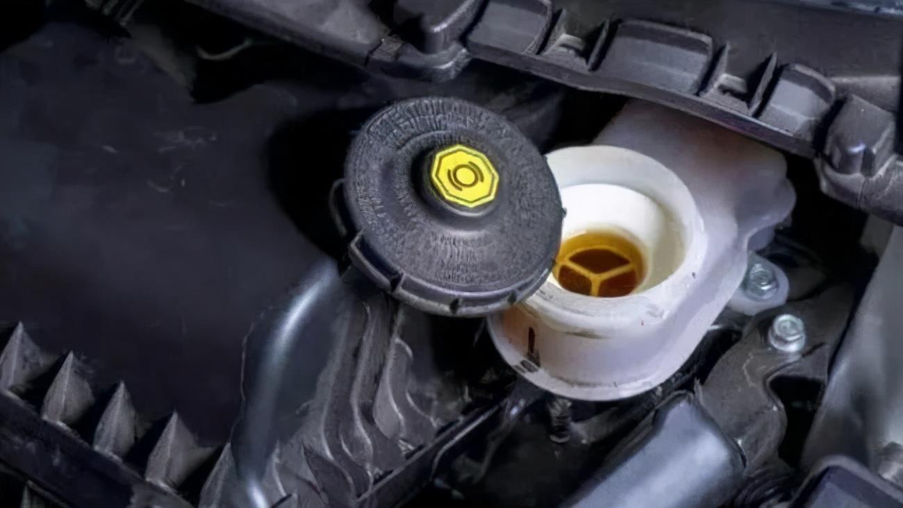 刹车油多久换一次?记住这个标准周期,避免出现意外