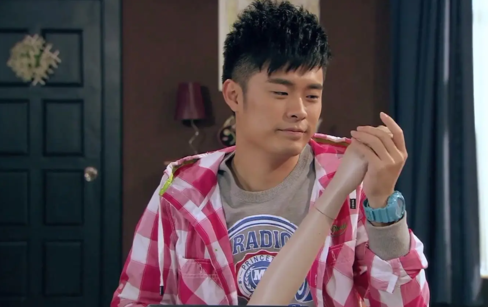 大学刚毕业,就遇到一部火遍全国的作品《爱情公寓》,陈赫毫无疑问是个