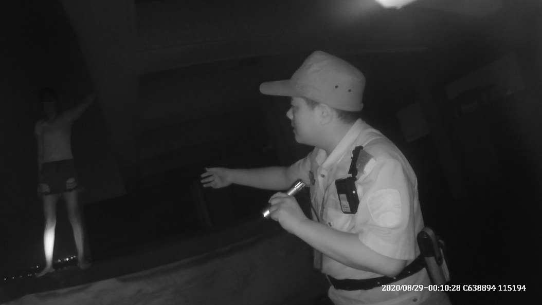 情侣吵架|男子深夜报警，称有个女人一直在敲门，民警赶到后吓出一身冷汗