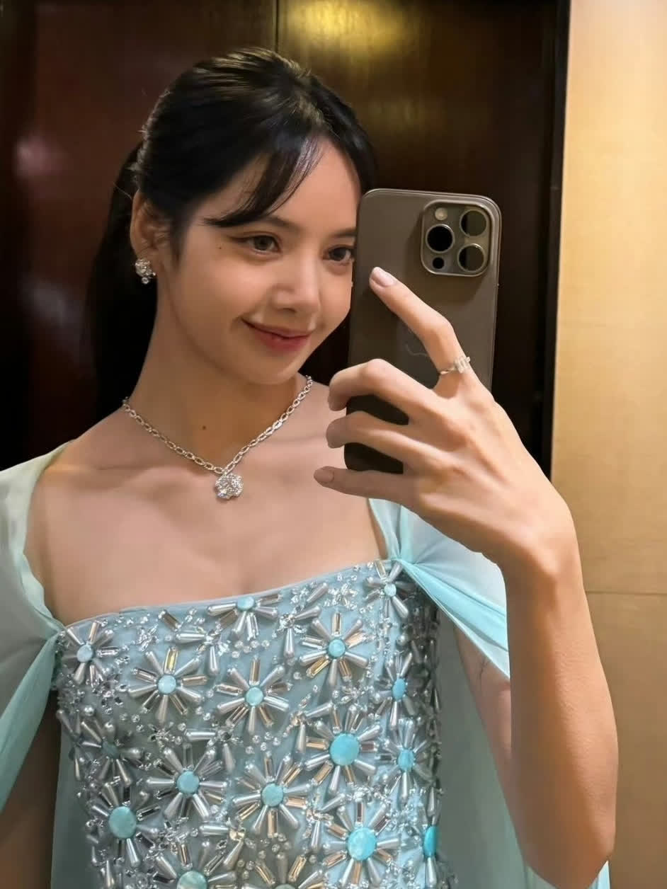 lisa最新营业照这套蓝色长裙很好看不过她的妆容真的很丑不是以前的