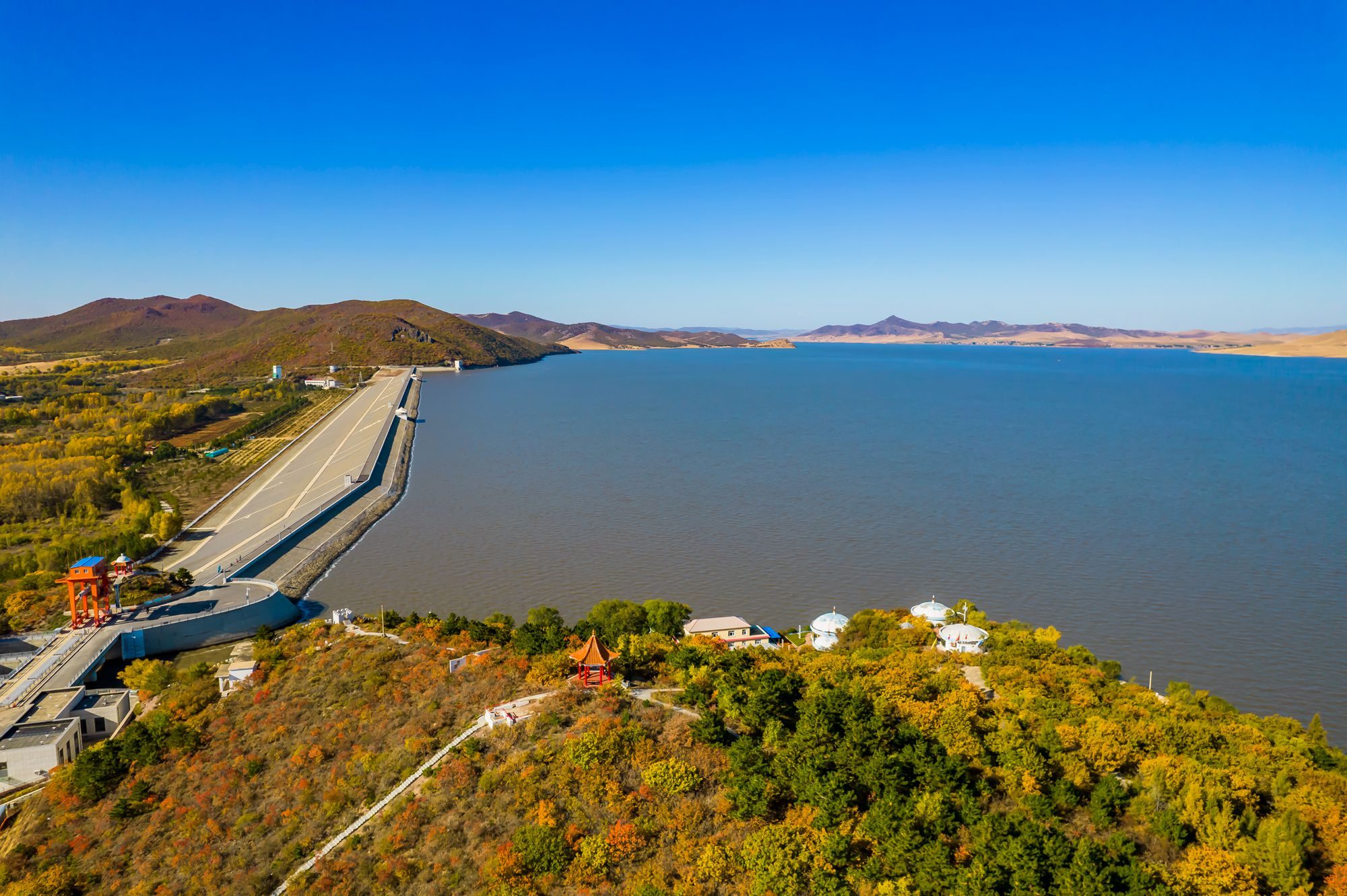 乌兰浩特察尔森水库风景区,被誉为"草原明珠,航拍风景美如画