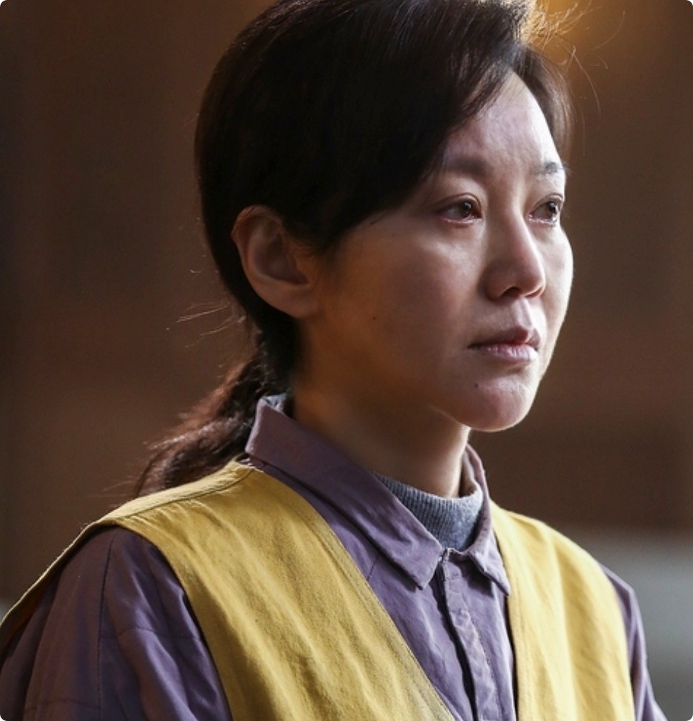 52岁闫妮与男演员热吻,男方被骂太老猥琐,观众:鸡皮疙瘩起来了