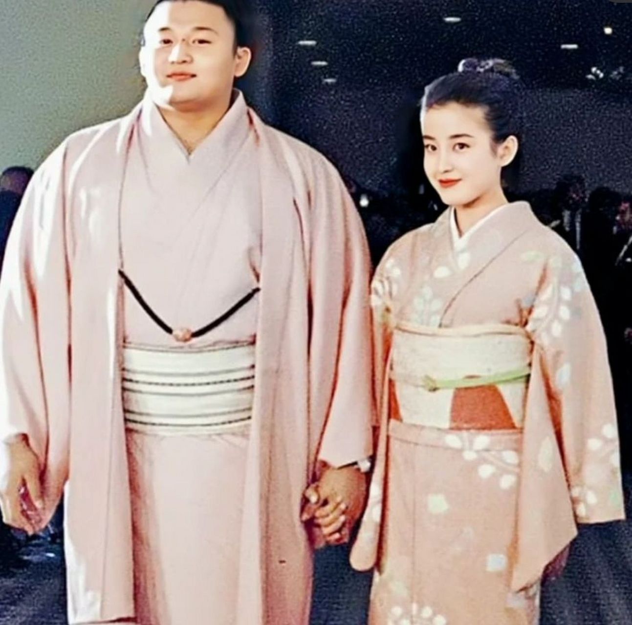 1992年宫泽理惠宣布自己嫁给相扑手轰动了整个日本