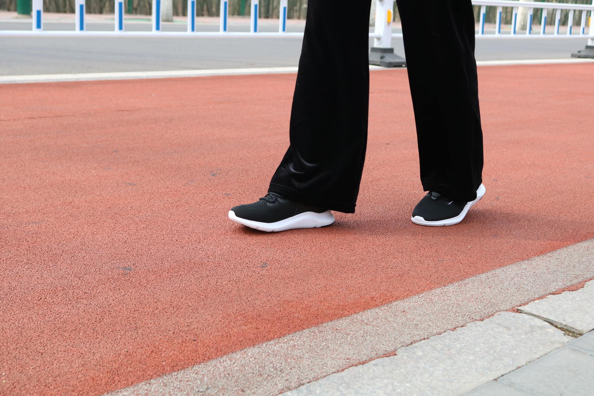 减震耐磨 走跑两相宜——咕咚5k跑鞋2.