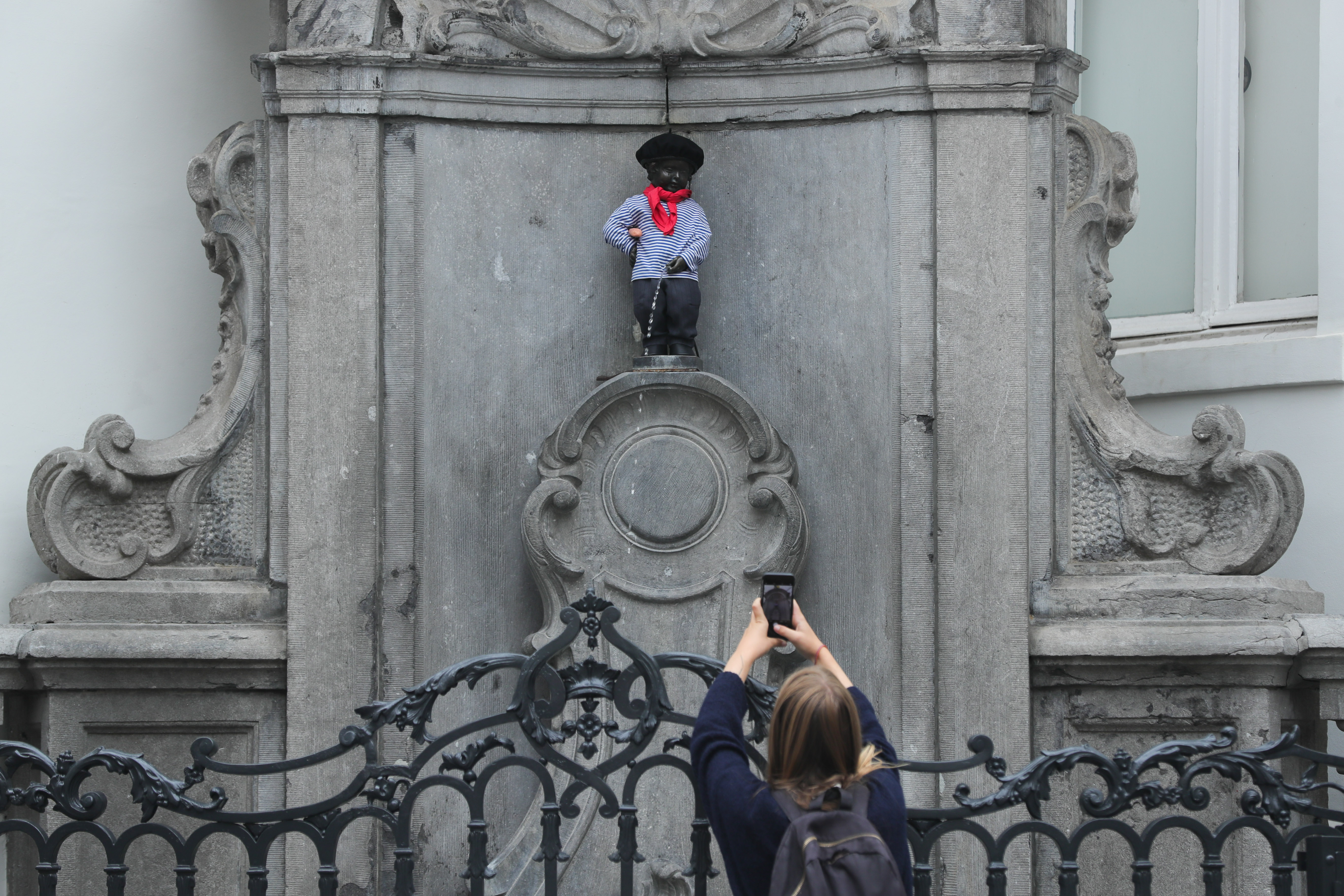 比利时布鲁塞尔"小尿童"着装纪念法国国庆日