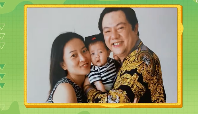 宋妍霏的幼年照曝光,一家五口另外一个弟弟神隐,落泪告白父母