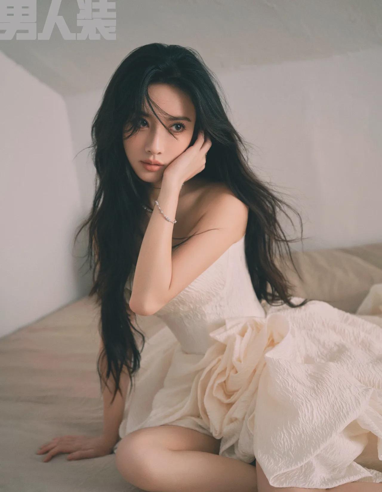 27岁孟子义登《男人装》金九刊,深v抹胸,蕾丝胸衣演绎性感