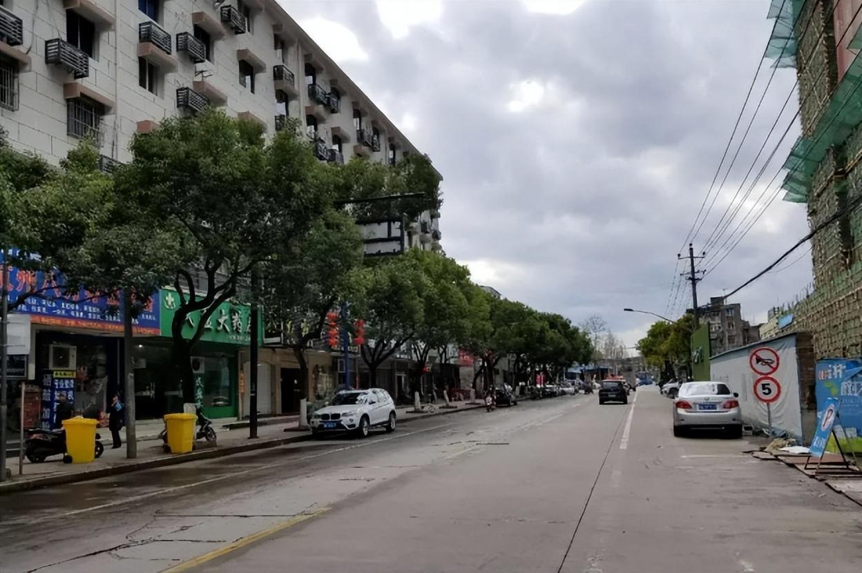 为了能够让这一大家子人住得更加舒适些,王国强索性在镇上租了个500平