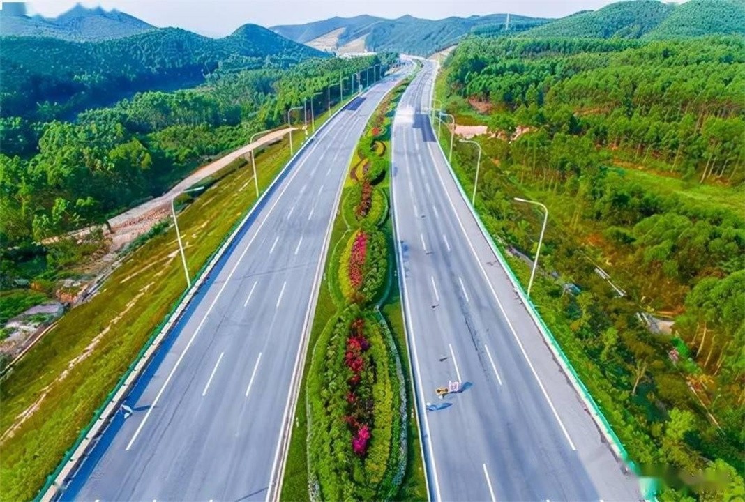 为何高速公路50米内,不种庄稼而是种绿化,是不是太浪费土地了?