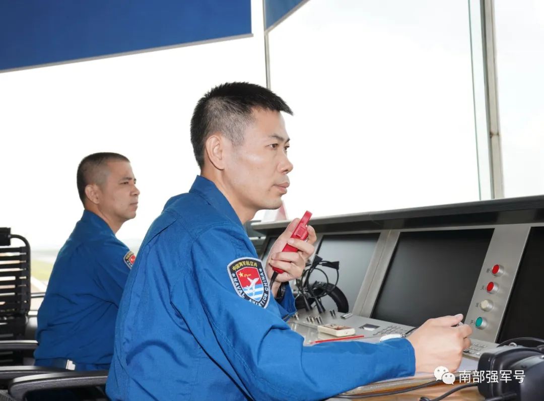 热点|接连多日！南部战区海军航空兵某轰炸机团开展昼夜间飞行训练