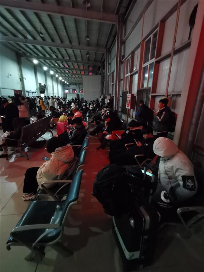 石家庄北站候车室灯光昏暗空调未开,旅客冻得瑟瑟发抖