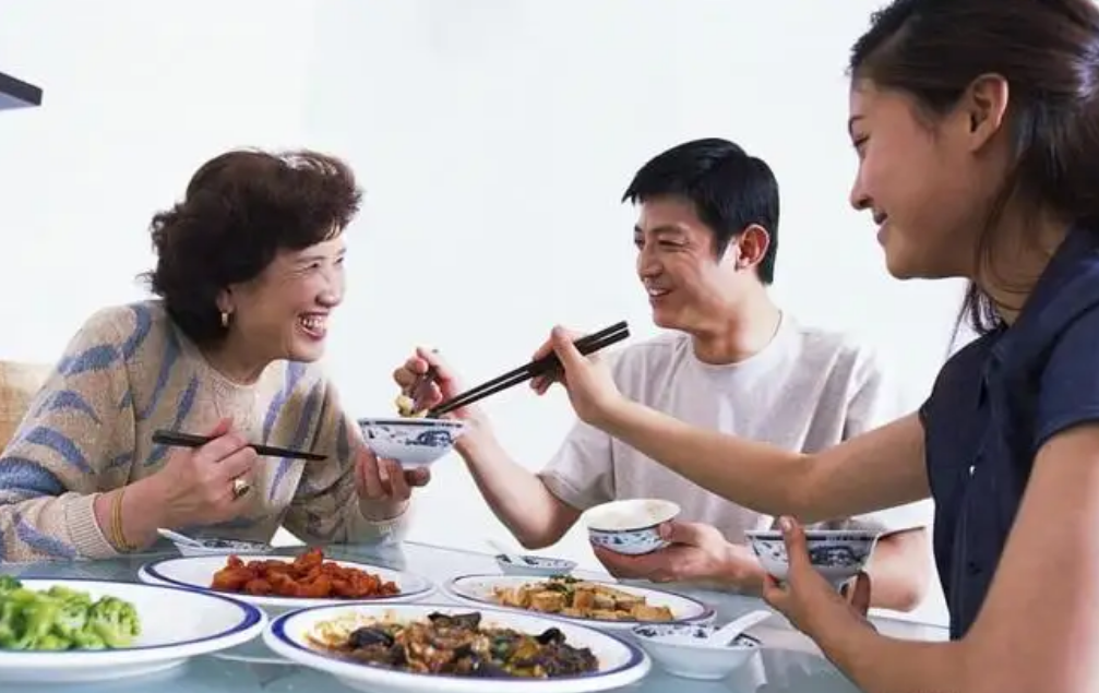 社会实践任务,需要在天津待2天,陈海燕就趁此机会邀请闫卓来家里吃饭