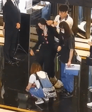 杨幂拍戏片场换装,助理蹲下为其穿鞋,足足等10秒杨幂才抬脚