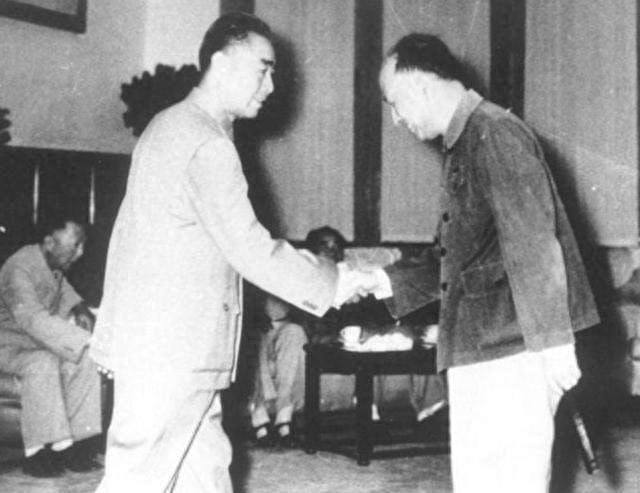 55年新军装设计出现争议,陈赓一句话逗笑全场