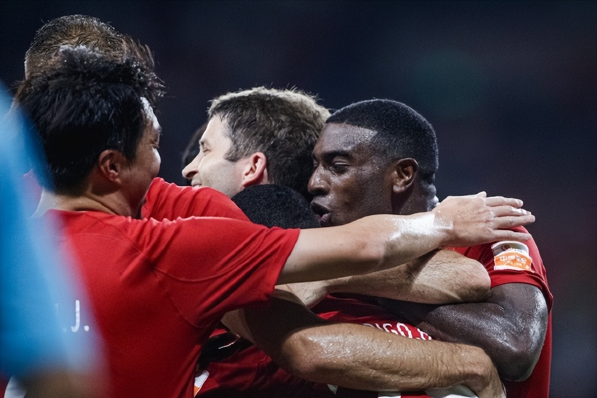 上海申花2-1梅州客家,主裁判抢戏,黑风双煞将"快乐"进行到底