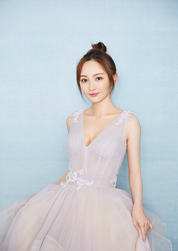 38岁姚笛气质有多绝?穿薄纱礼裙扎丸子头,终于明白文章当年审美