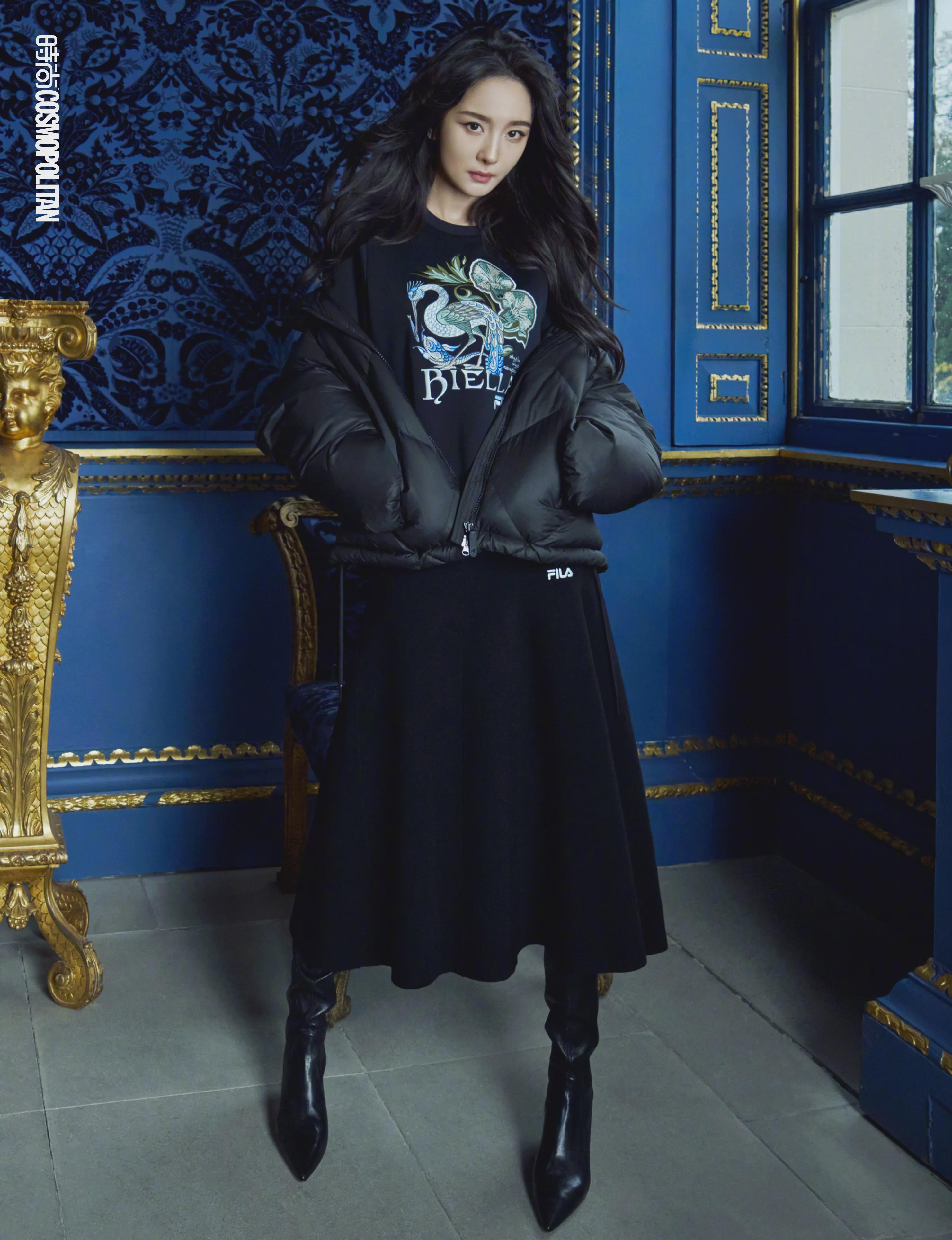 杨幂登时尚cosmo十二月封面,袒露香肩演绎古堡名伶,太美了