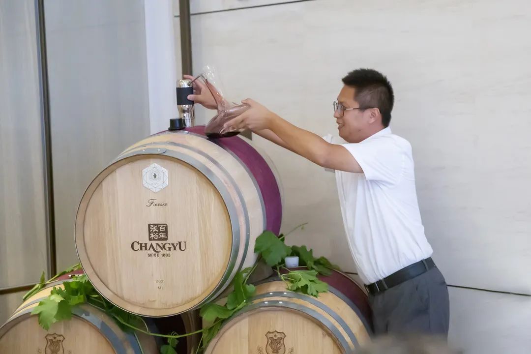 南通四建董事长耿裕华率全体高管到访张裕卡斯特酒庄