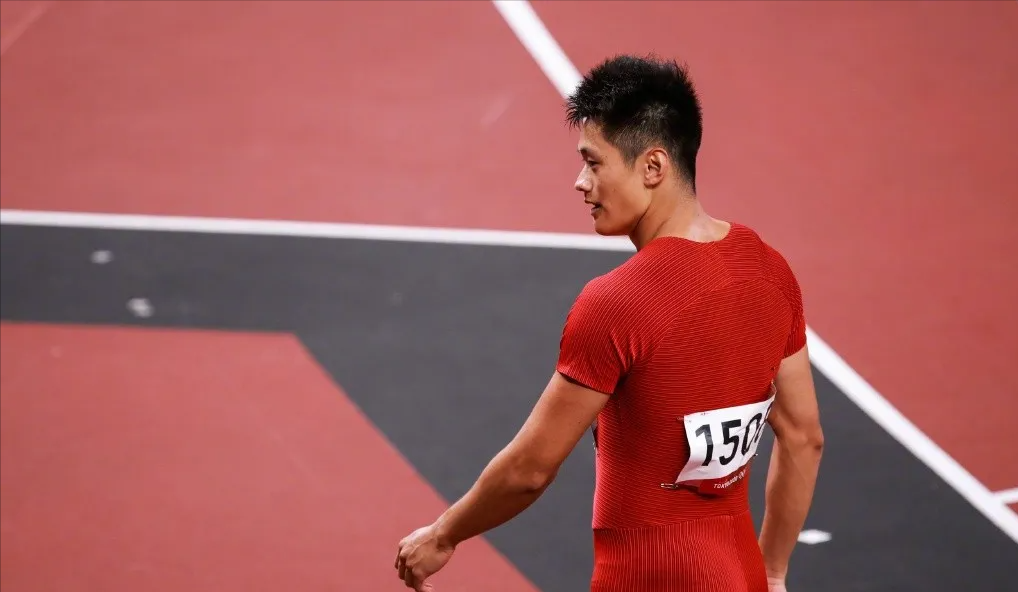 谢震业挑战背部肌肉,网友:总以为游泳队帅,想不到田径队也不差