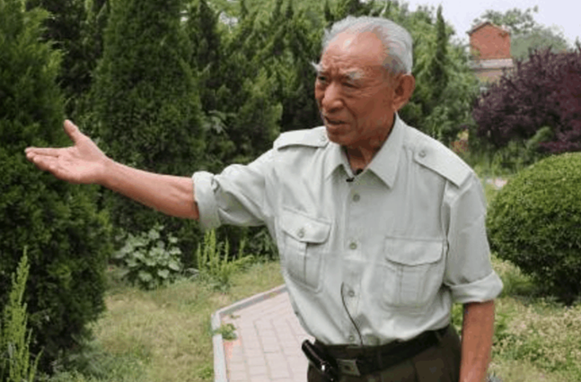 2009年,李洛夫女儿在日本富士山下含泪撒土,她说:我带您回家了