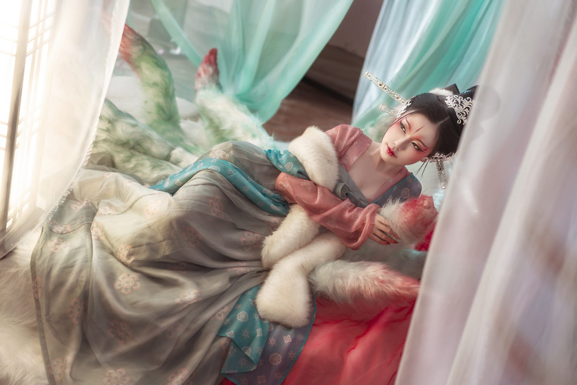 一直以为汉服妆容只能古典端庄,看到"白狐妆"后才发现,我错了