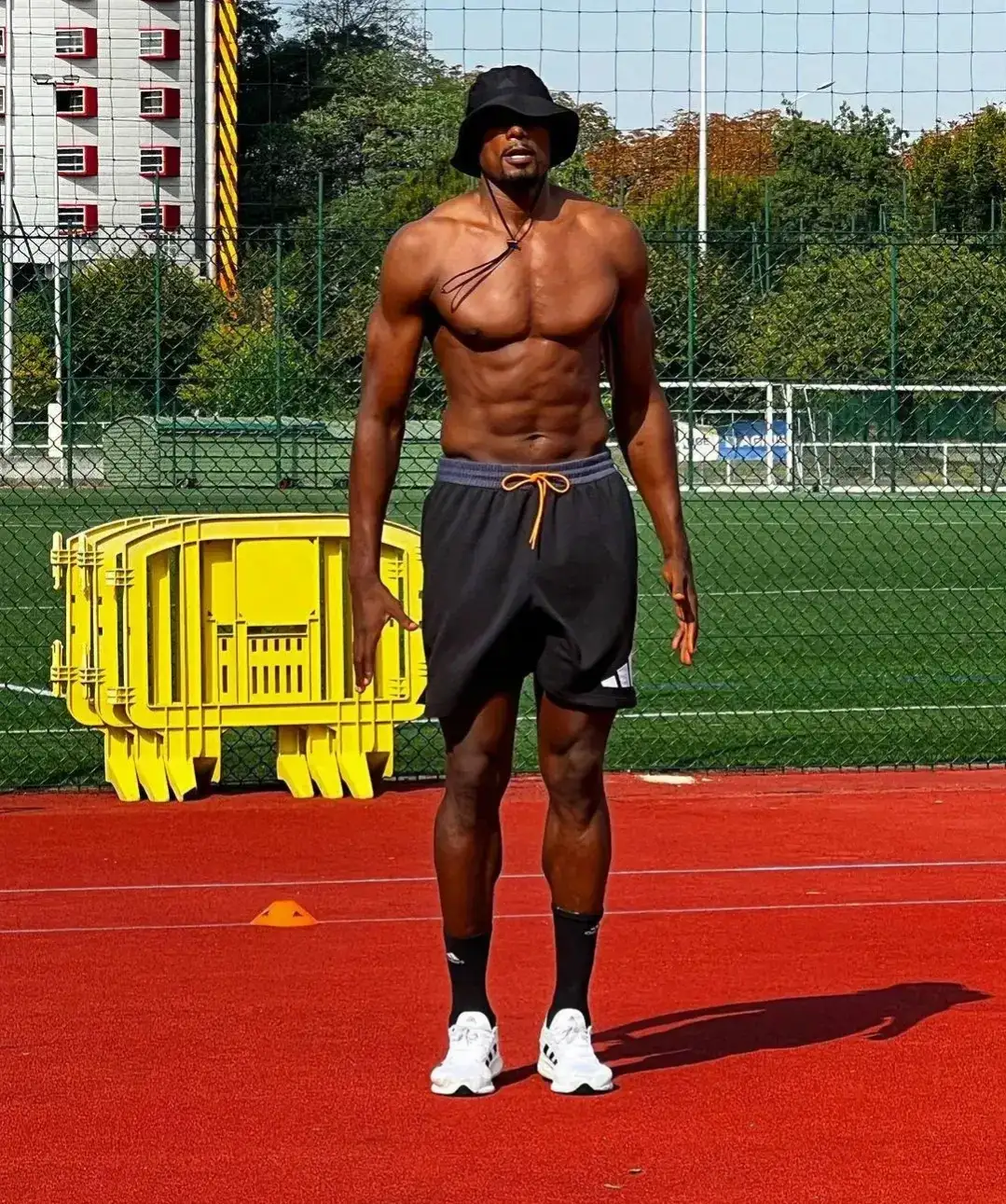 nba著名纪录保持者伊巴卡近日表示,33岁的我依然是内线大闸