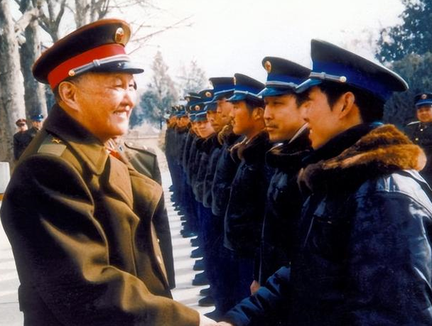 洪学智去吉林,婉拒旅大警备区司令员邓岳邀请,称身份不适合