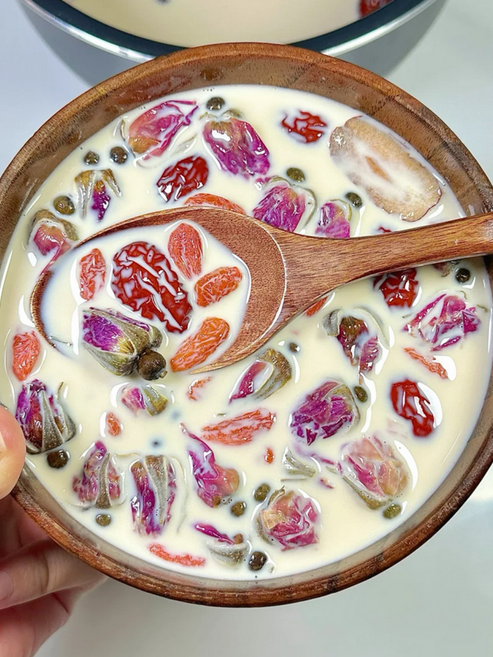 馥郁芬芳,滋养身心  玫瑰红枣牛奶茶,一款充满浪漫气息的饮品,每当我